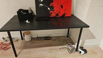 Zwart bureau  beschikbaar voor biedingen