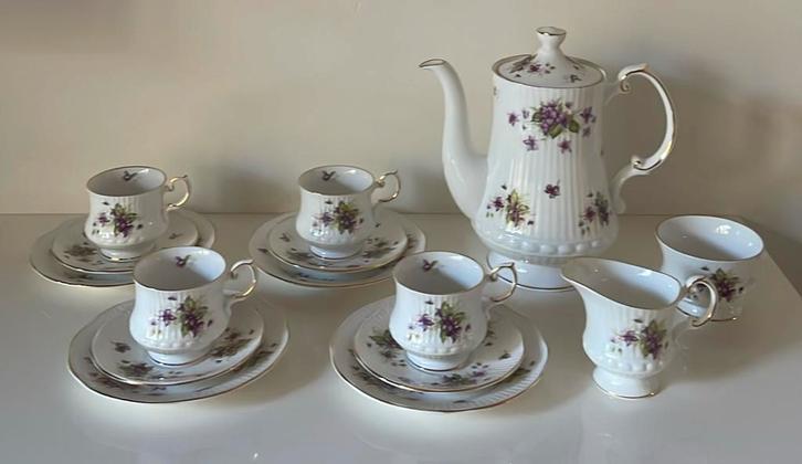 Queen’s koffieservies met gebaksbordjes, Huis en Inrichting, Keuken | Servies, Zo goed als nieuw, Kop(pen) en/of Schotel(s), Overige stijlen