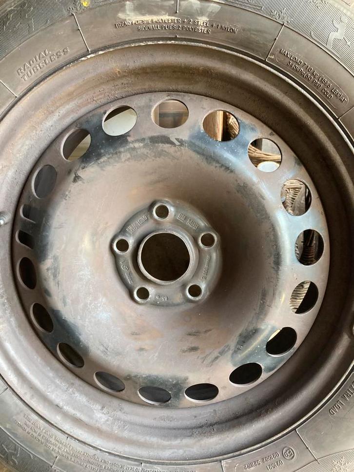 Prachtige set winterbanden aangeboden, Auto diversen, Wieldoppen, Zo goed als nieuw, Ophalen