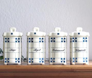 Vier mooie grote antieke voorraadpotten, 19 cm hoog. beschikbaar voor biedingen