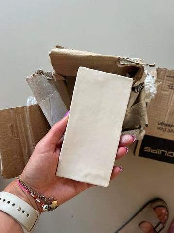 Beige Tegeltjes  beschikbaar voor biedingen