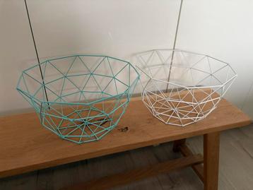 2 metalen draadmandjes 30x18 beschikbaar voor biedingen