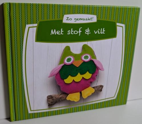Boek Zo gemaakt met stof en vilt, Hobby en Vrije tijd, Naaien en Fournituren, Zo goed als nieuw, Overige typen, Ophalen of Verzenden