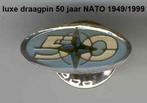luxe draagpin, is uit 1999, 50 jarig bestaan van de NATO, Verzamelen, Speldjes, Pins en Buttons, Ophalen of Verzenden, Nieuw, Sport