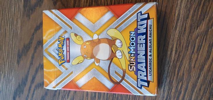 Alolan raichu en lycanroc trainer kit., Hobby en Vrije tijd, Verzamelkaartspellen | Pokémon, Zo goed als nieuw, Ophalen of Verzenden