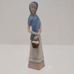 Zaphir? porseleinen beeldje meisje met mand, Ophalen of Verzenden