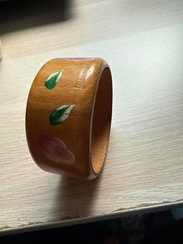 Houten armband met bloemmotief beschikbaar voor biedingen