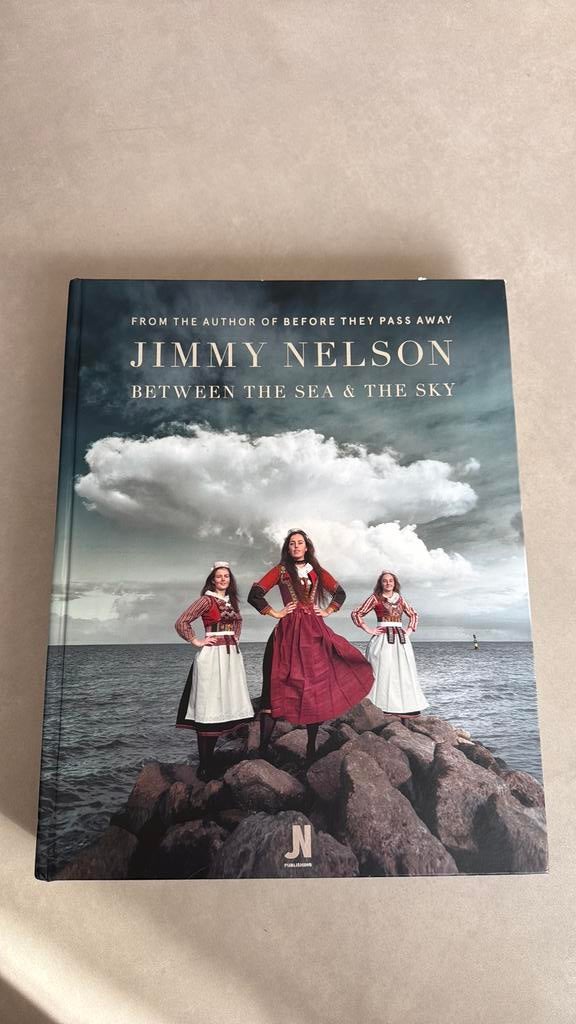 Jimmy Nelson - Between the sea & the sky, Boeken, Kunst en Cultuur | Fotografie en Design, Ophalen of Verzenden, Zo goed als nieuw