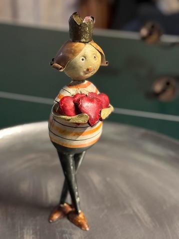 Oude Pop van Blik “ Hartenmeisje” beschikbaar voor biedingen