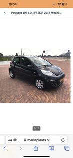 Peugeot 107 1.0 12V 5DR 2012 Zwart, Auto's, Voorwielaandrijving, Stof, Zwart, 4 stoelen