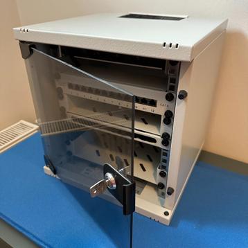 Zeer nette 10 inch 6U patchkast (grijs) met inhoud beschikbaar voor biedingen