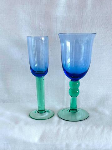 2x Blauw Glas op Groene Voet € 12 p/s  Of € 20 samen Vintage beschikbaar voor biedingen
