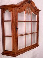 Mooi notenhouten hangend vitrine kastje, Ophalen