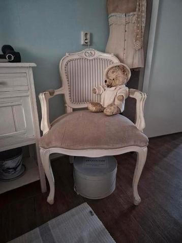 Prachtige fauteuil met Queen-Ann pootjes beschikbaar voor biedingen