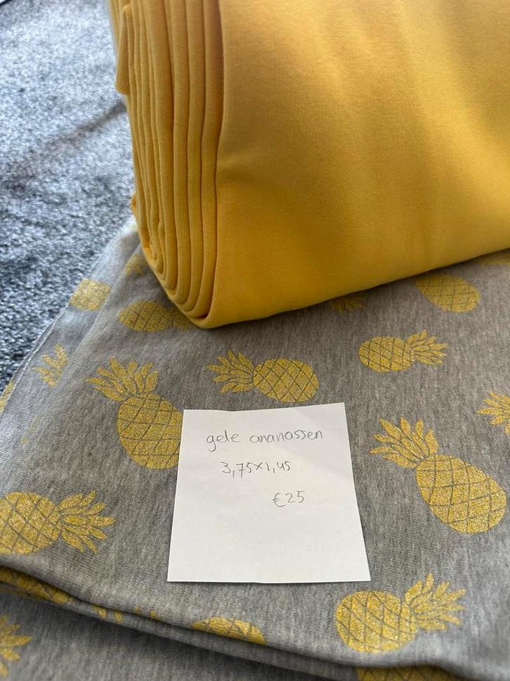 Joggingstof grijs met gele glitter ananassen, Hobby en Vrije tijd, Stoffen en Lappen, Zo goed als nieuw, Overige materialen, 120 cm of meer