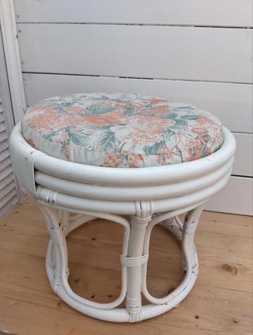 Brocante landelijk voetenbank vintage retro bamboe wit kruk  beschikbaar voor biedingen