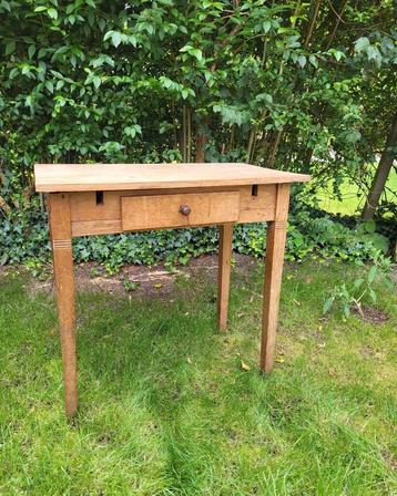 Houten Tafeltje met Lade beschikbaar voor biedingen