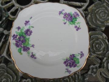 6 Engelse Gebaksbordjes met paars/blauwe bloemetjes beschikbaar voor biedingen