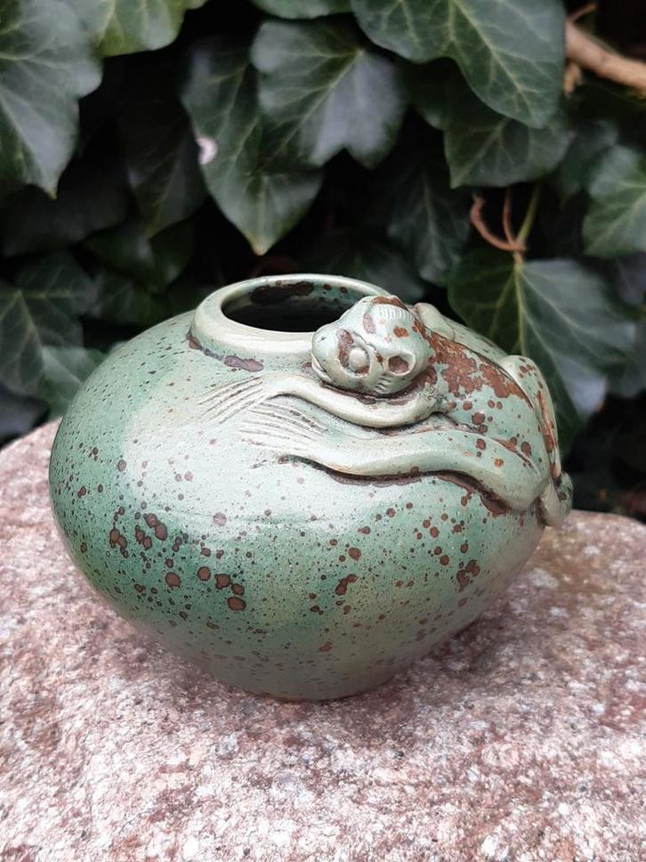 Groen vaasje met hagedis, Tuin en Terras, Bloempotten, Nieuw, Aardewerk, Minder dan 40 cm, Minder dan 25 cm, Rond, Ophalen of Verzenden