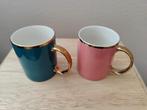 Twee mokken met gouden randje en oor in petrol en roze kleur, Huis en Inrichting, Keuken | Servies, Overige materialen, Verzenden