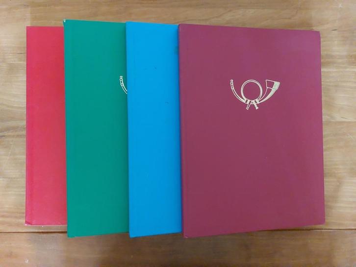 Vier nette gebruikte postzegelalbums, Postzegels en Munten, Postzegels | Toebehoren, Verzamelalbum, Ophalen of Verzenden