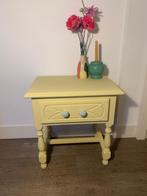Nachtkast kastje kast kleurrijk geel knopjes lade hout, Antiek en Kunst, Antiek | Meubels | Kasten, Ophalen