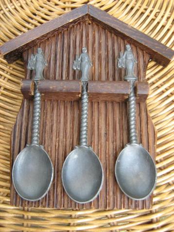 Kleine oude houten hanger met 3 tinnen lepels 11 cm. Weegsc beschikbaar voor biedingen