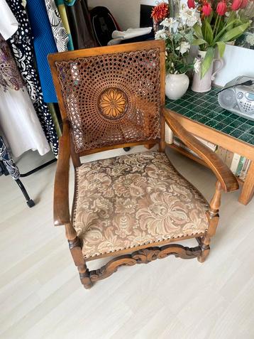 Antiek stoeltje beschikbaar voor biedingen