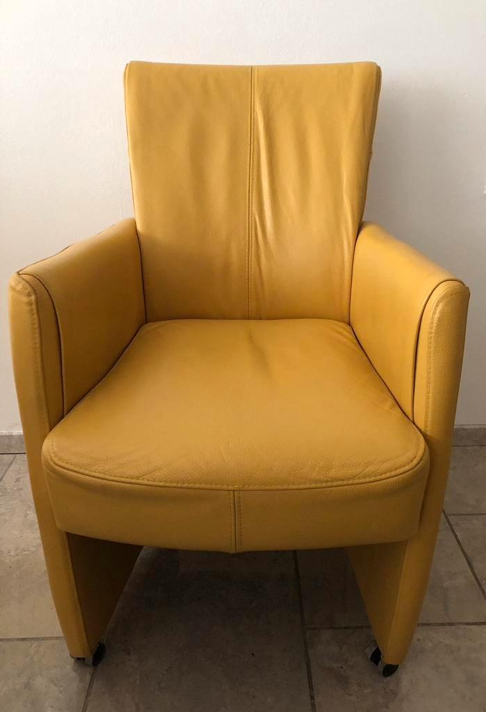 2 lederen eetkamer stoelen (met wieltjes), Huis en Inrichting, Fauteuils, Zo goed als nieuw, Leer, 50 tot 75 cm, Minder dan 75 cm