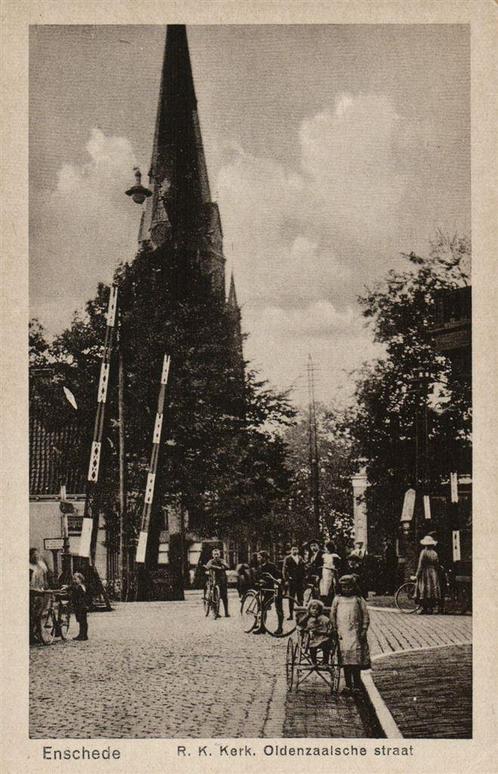 Enschede - R.K. Kerk. Oldenzaalsche straat - ongelopen, Verzamelen, Ansichtkaarten | Nederland, Ongelopen, Overijssel, 1920 tot 1940