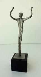 Aluminium beeld staande figuur met geheven armen 3749-d, Ophalen of Verzenden