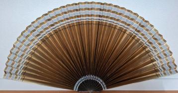 Grote decoratieve vintage waaier beschikbaar voor biedingen