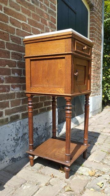 antiek nachtkastje, uit ca. 1900, massief eiken en marmer beschikbaar voor biedingen