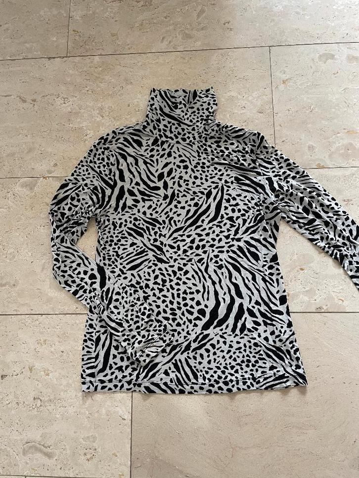 H&M: leuk zwart-wit coltruitje dierenprint maat M, Kleding | Dames, Truien en Vesten, Zo goed als nieuw, Maat 38/40 (M), Zwart