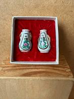 2x vaas 3.2cm hoog - porselein - in doosje hxb 2.5x6.5cm, Ophalen of Verzenden, Zo goed als nieuw, Poppenhuis