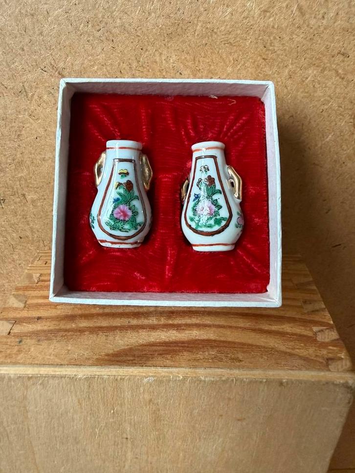 2x vaas 3.2cm hoog - porselein - in doosje hxb 2.5x6.5cm, Verzamelen, Poppenhuizen en Toebehoren, Zo goed als nieuw, Poppenhuis
