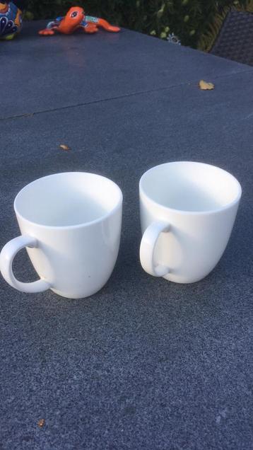 2 porselein koffiebekers beschikbaar voor biedingen
