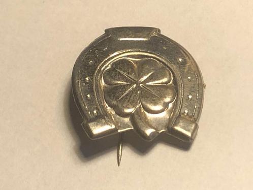 Metalen HOEFIJZER + KLAVERTJE VIER Speld (Metaalkleur)., Verzamelen, Speldjes, Pins en Buttons, Zo goed als nieuw, Speldje of Pin