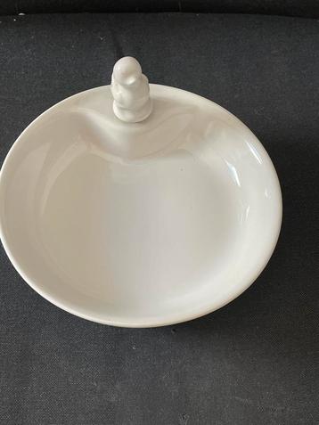 Wit porseleinen warmhoud bordje beschikbaar voor biedingen