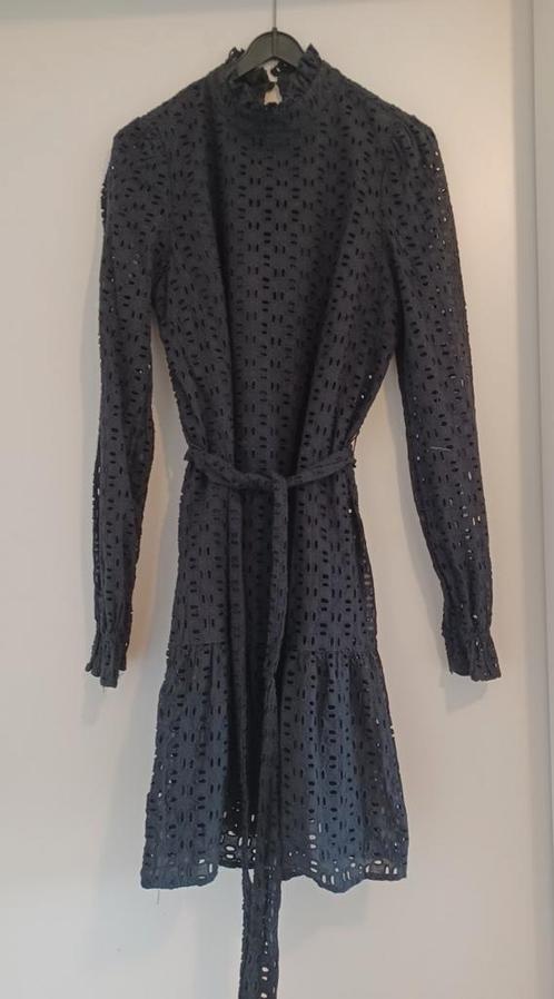 Bijna nieuw zwarte broderie jurk my jewelery xs, Kleding | Dames, Jurken, Zo goed als nieuw, Maat 34 (XS) of kleiner, Zwart, Boven de knie