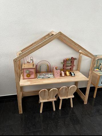 In hoogte verstelbaar bureau in grenenhout met 2 stoeltjes beschikbaar voor biedingen