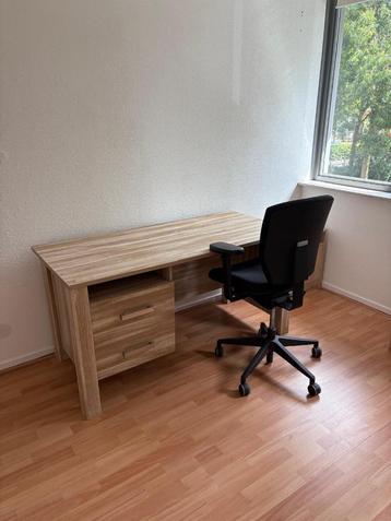 Complete set bureau + stoel en boekenkasten beschikbaar voor biedingen