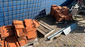 Partij dakpannen 240 stuks beschikbaar voor biedingen