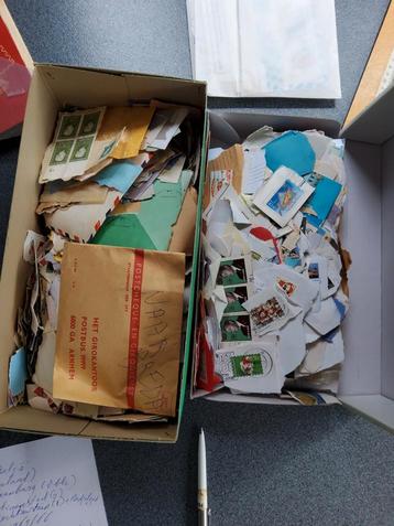 Onafgeweekte postzegels, van tientallen jaren terug beschikbaar voor biedingen