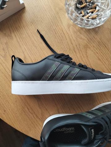 Adidas schoen nieuw unisex dus voor mannen. Vrouwen  beschikbaar voor biedingen
