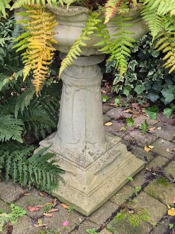 Antieke Tuinvaas op voet beschikbaar voor biedingen