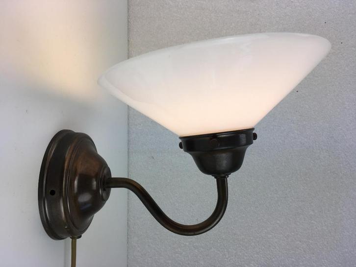 Herda messing wandlamp met melk glazen kap - 119650, Huis en Inrichting, Lampen | Wandlampen, Zo goed als nieuw, Glas, Metaal