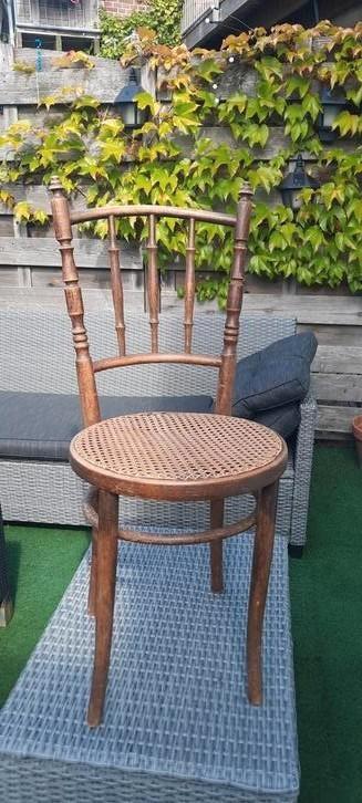Antiek houten Thonet stoeltje beschikbaar voor biedingen