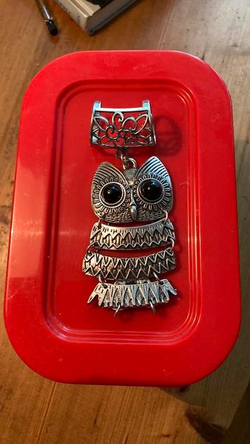 Ring hanger uil beschikbaar voor biedingen