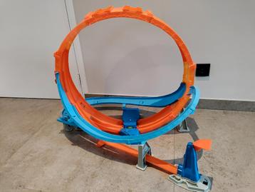 Hot wheels wervelende looping beschikbaar voor biedingen